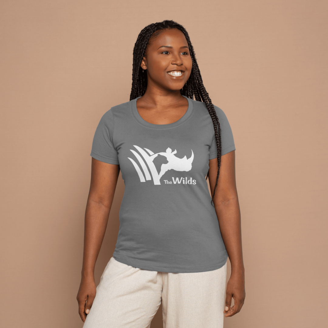 mockup of woman wear gray tshirt